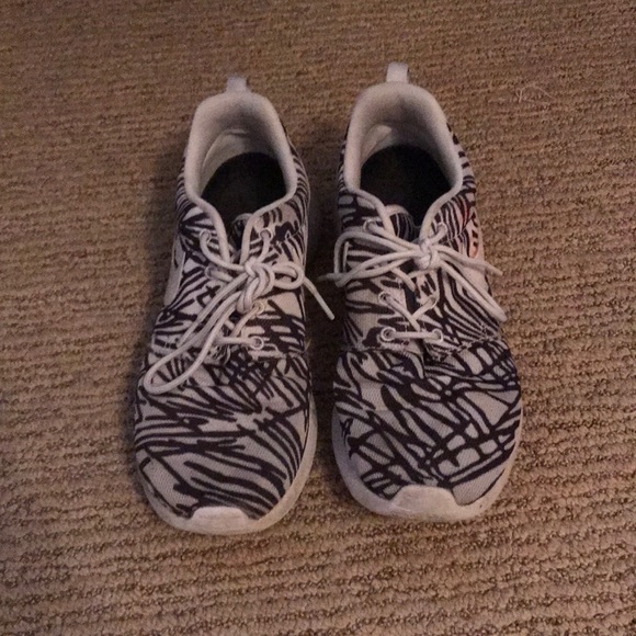 Nike Striped Sneaker - Picture 4 of 5